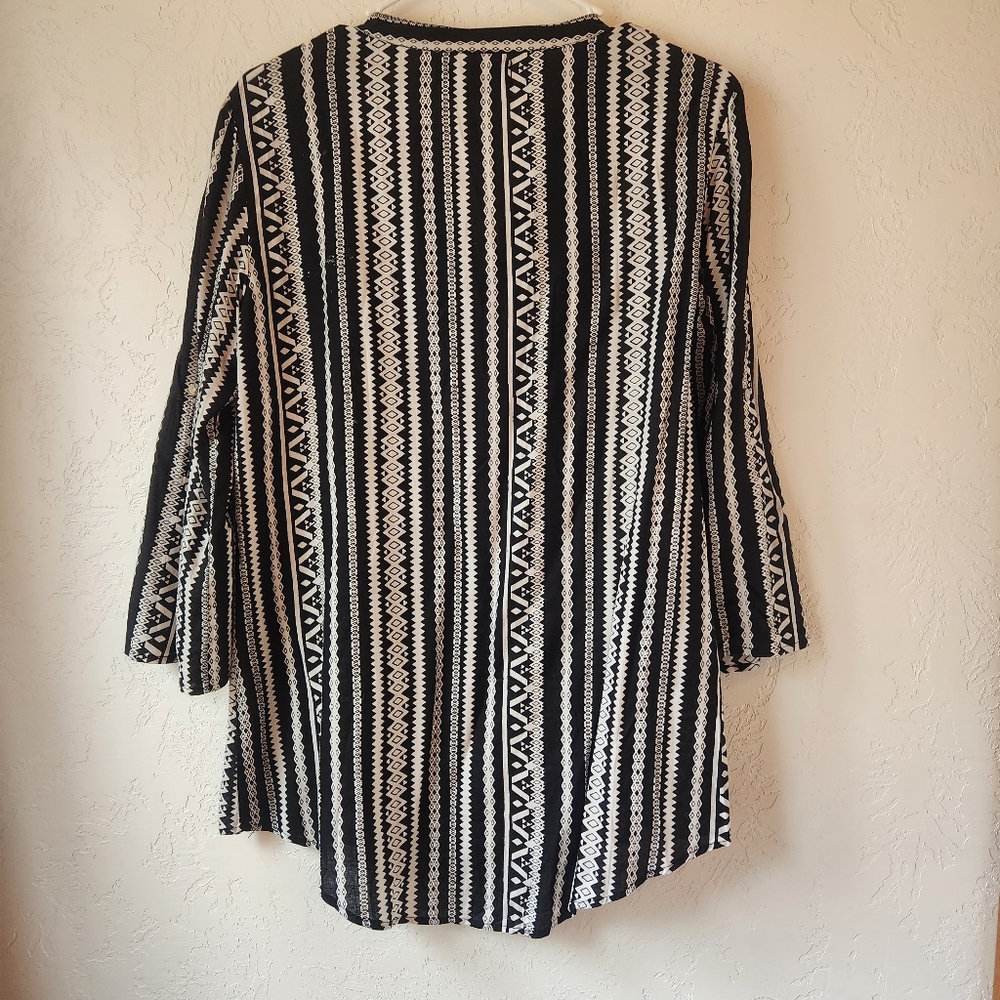 Context Geometric Patterned Tunic Top - Picture 2 of 6